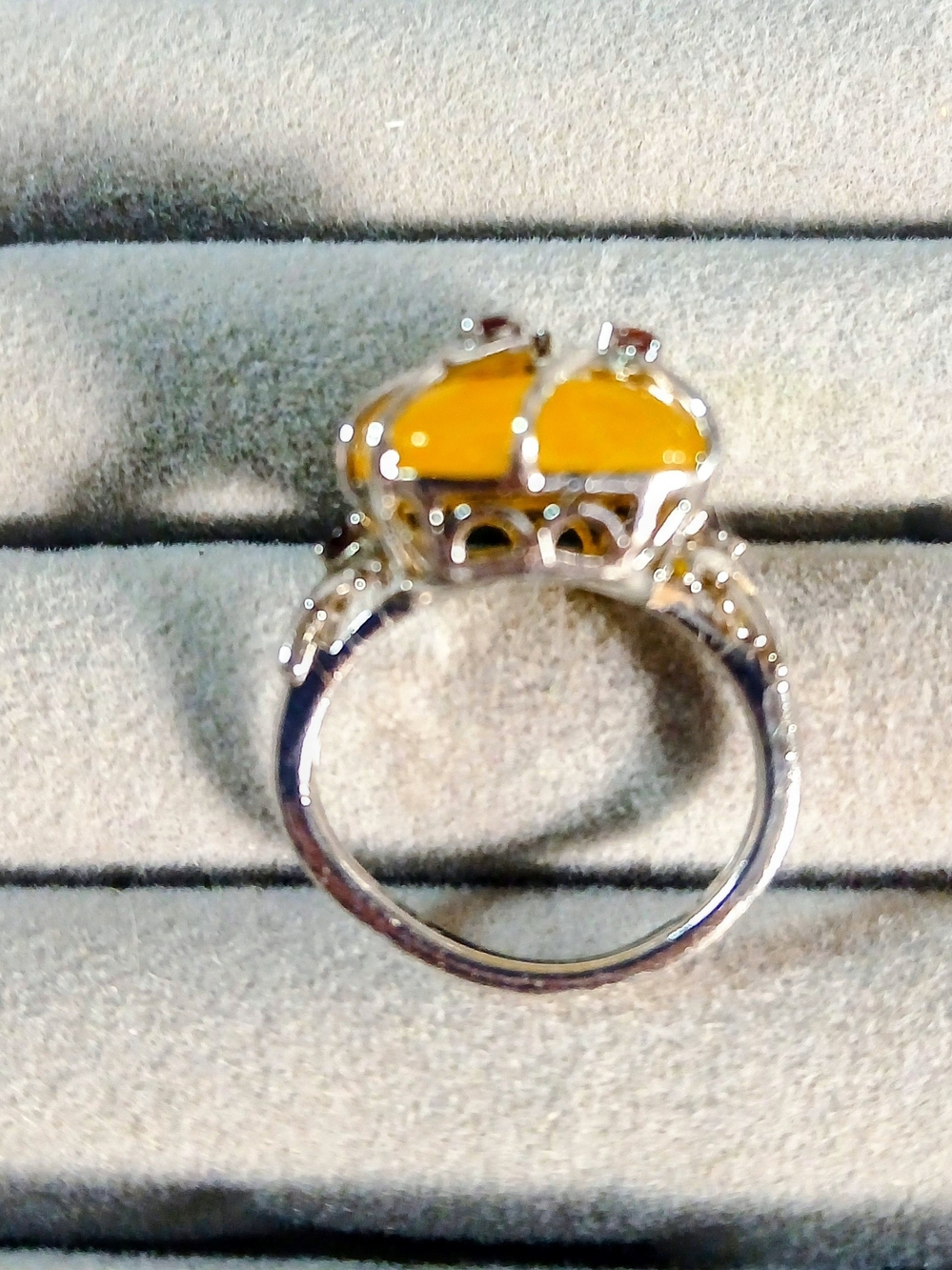 Sterling Silver Yellow Jade With 3 Small Garnets. - Picture 4 of 4